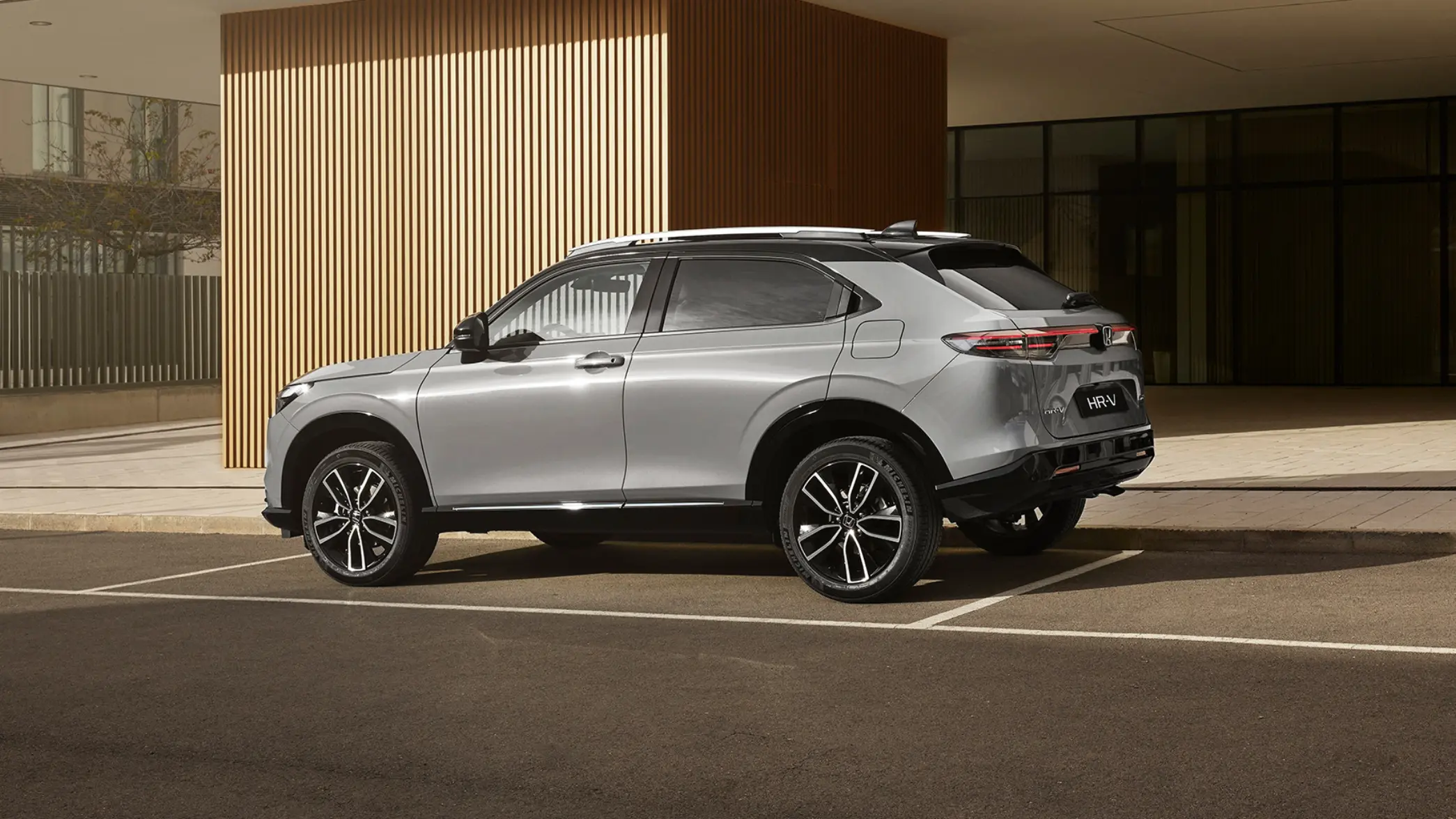 Záber zozadu na vozidlo Honda HR-V zaparkované pred budovou